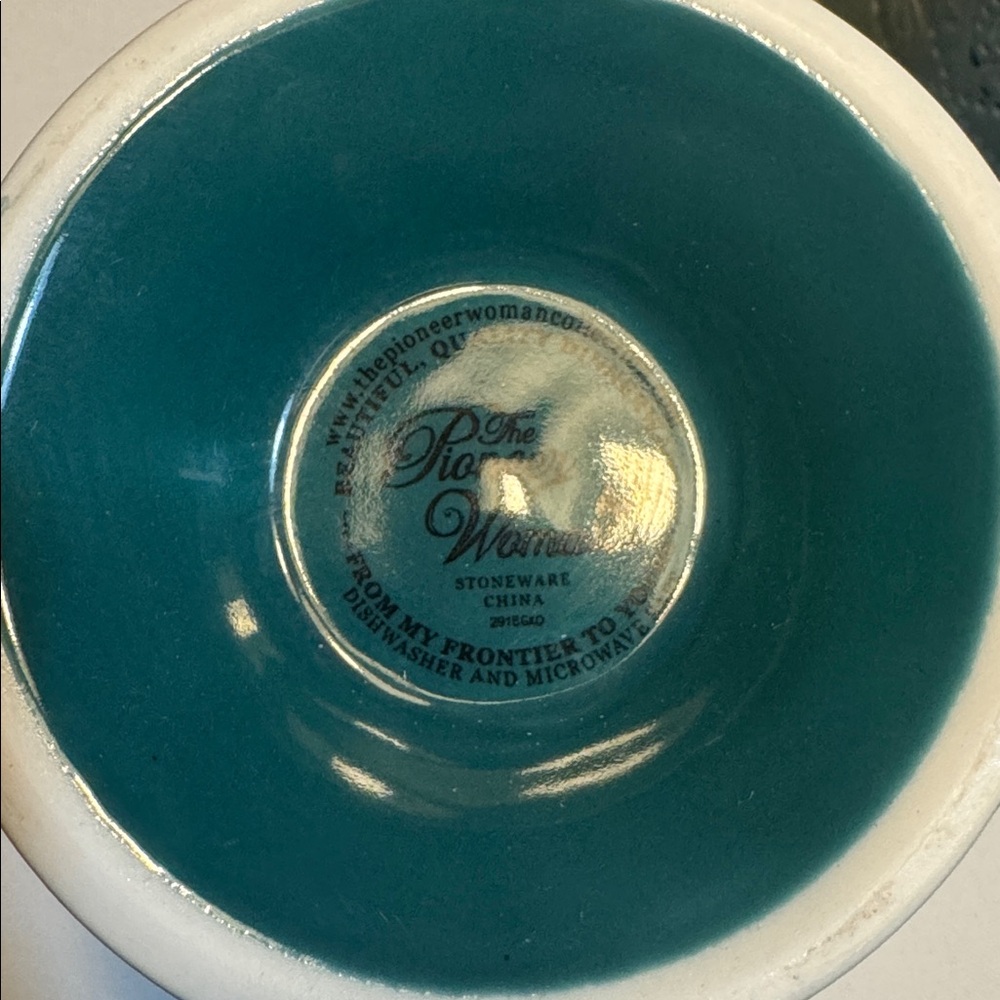 A set of (4) Pioneer Woman 14oz  teal Cowgirl lace  mugs. - Picture 4 of 4